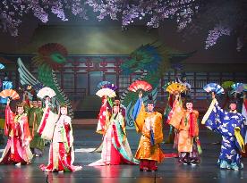 Takarazuka troupe gives performance in China